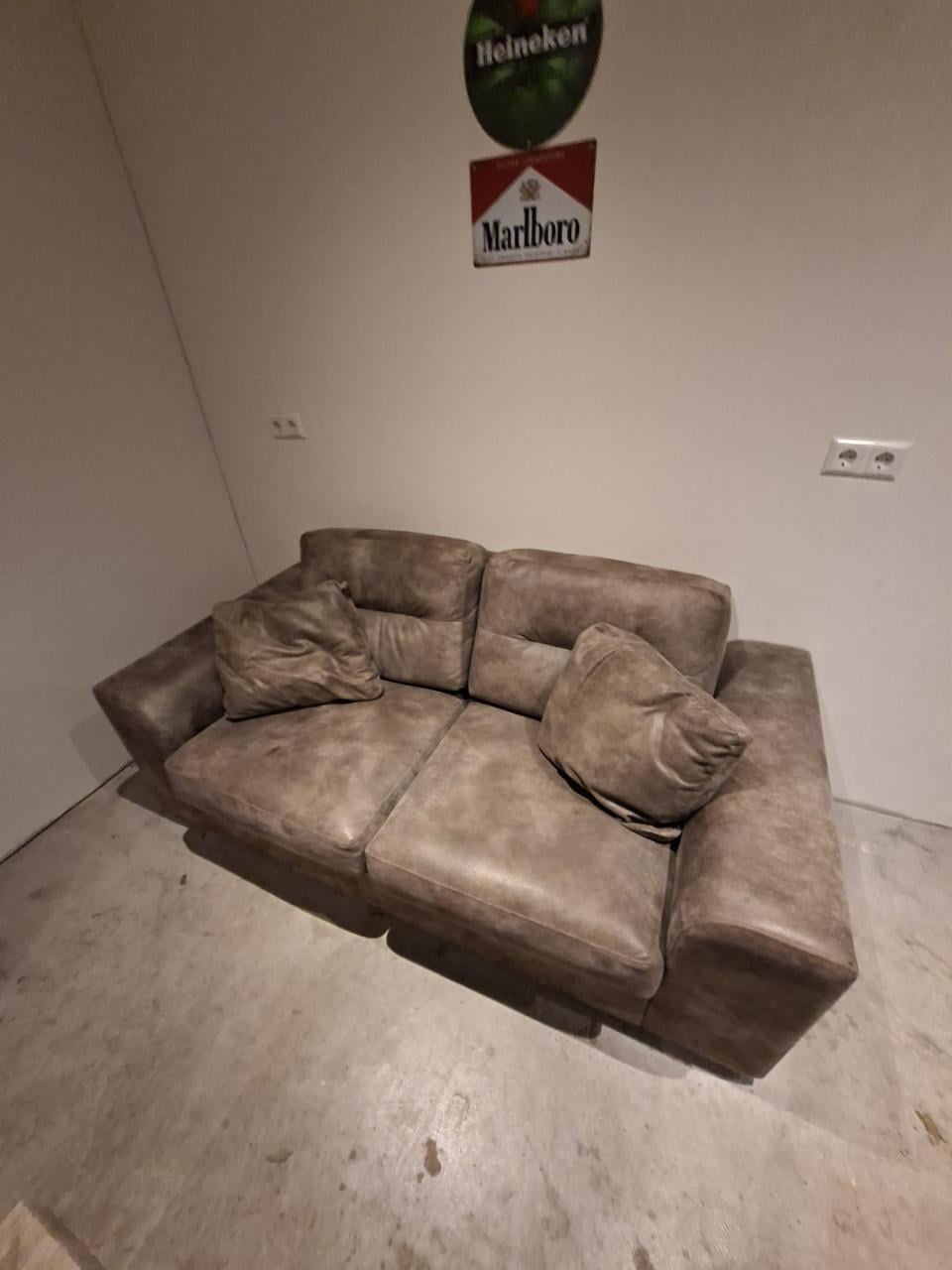 Complete woonkamerset; banken, tafel, stoelen, kasten