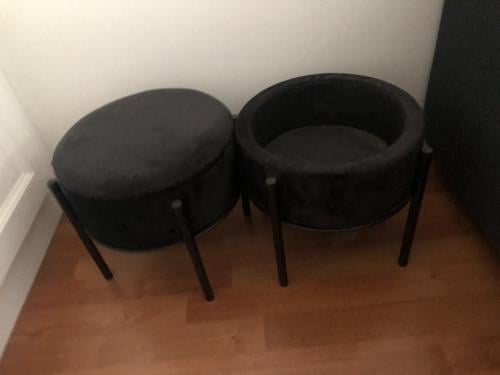 2 kleine bijzettafeltjes / petit tabouret