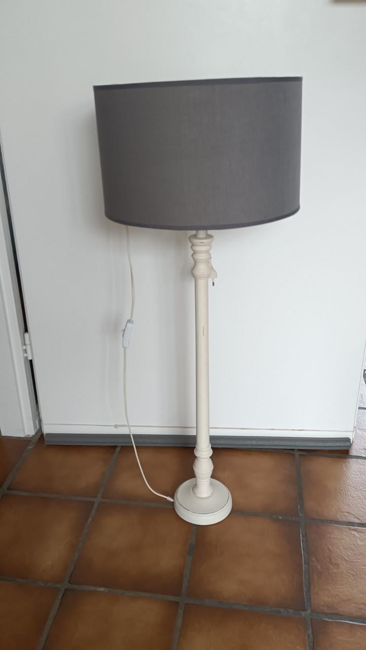 Koopje; Mooie staande schemerlamp. Hoogte 90 cm. Grijze kap.