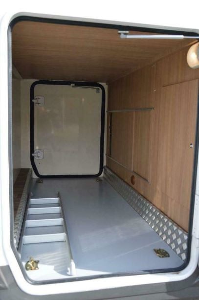 Te Koop: jonge half-integraal camper!