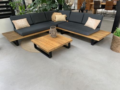 Zwart aluminium loungeset met houten elementen kussens en tafel.