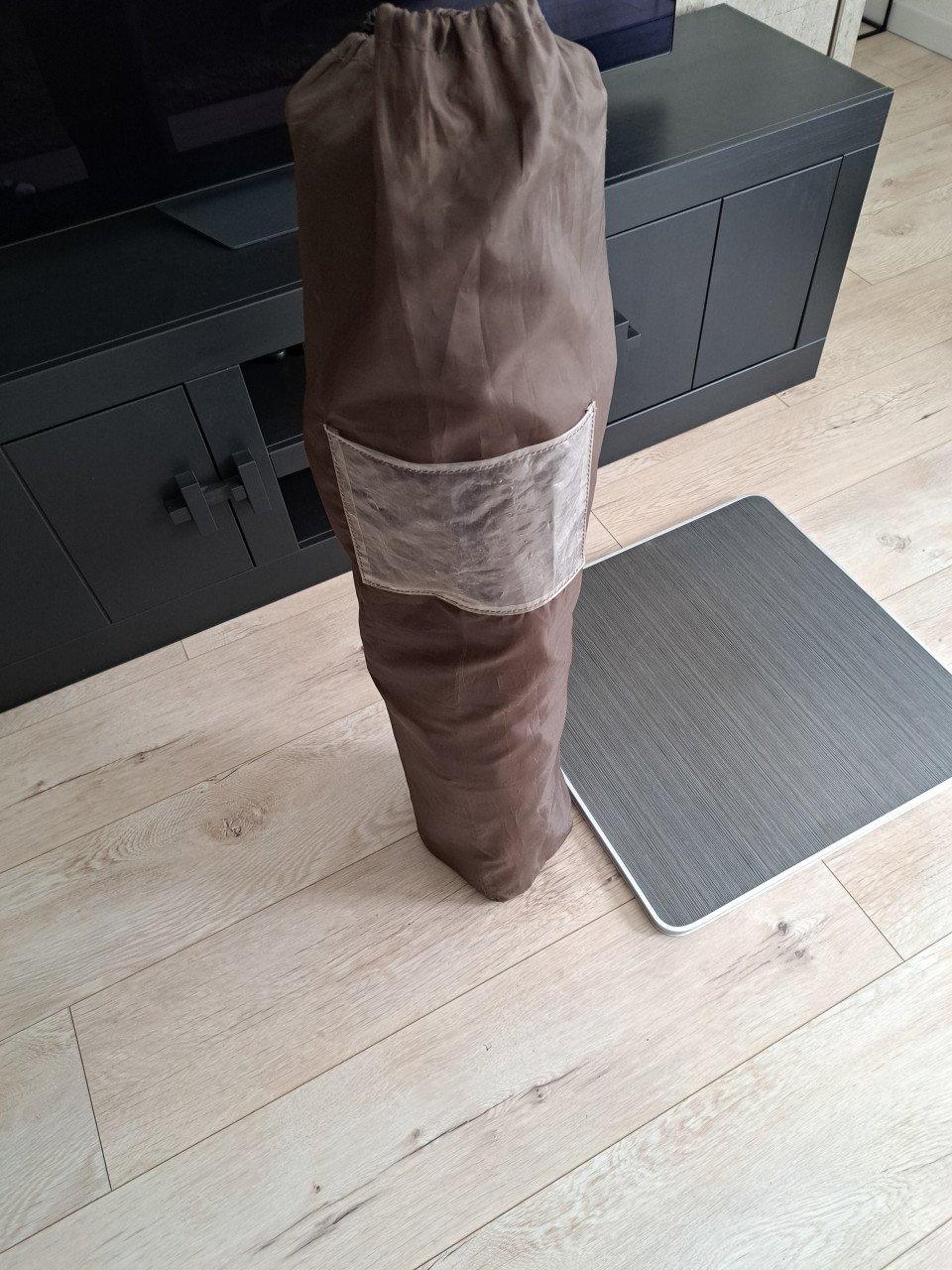 Camping/ tuintafel.en campingkastje.