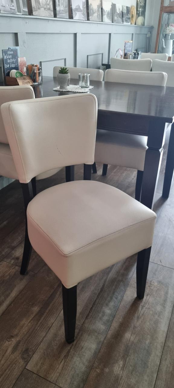 Partij stoelen en tafels