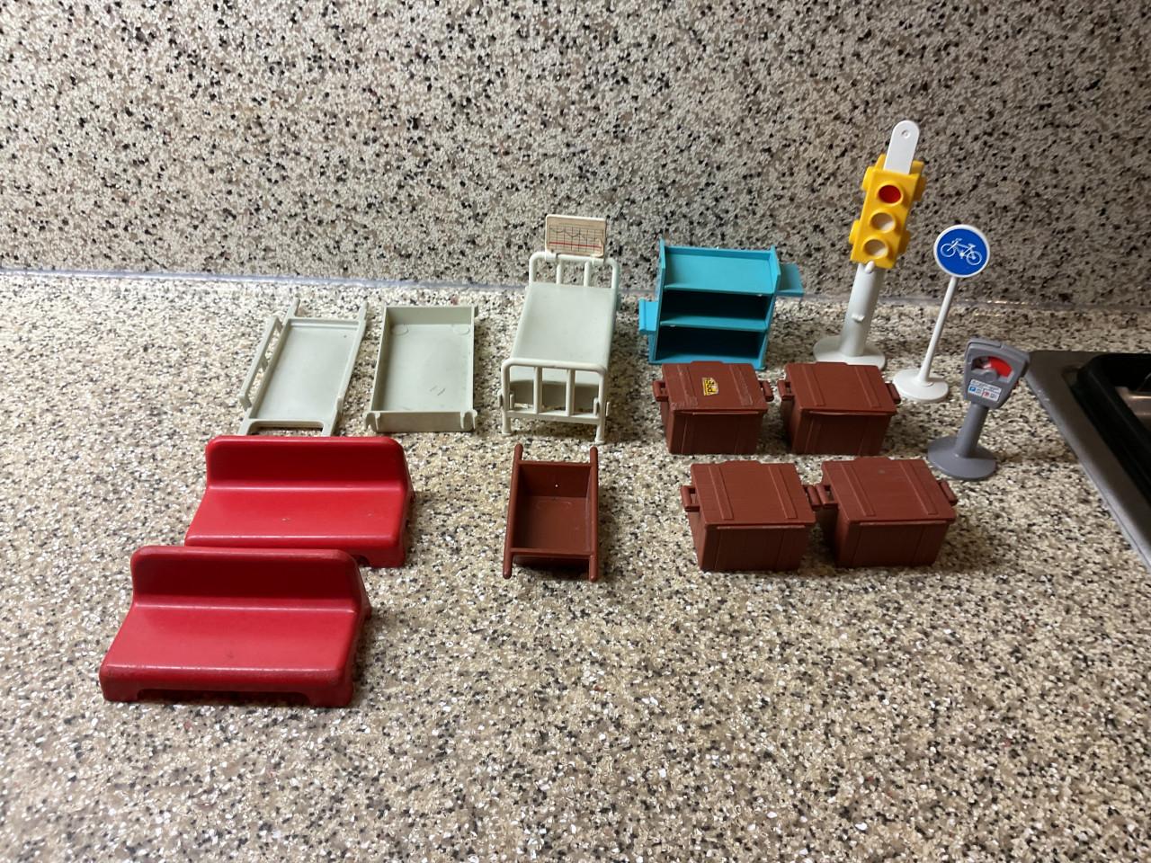 Heel veel Playmobil.  Tandartsenpraktijk  Politiebureau. Bouwplaats. etc.