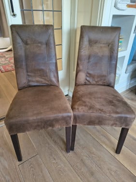 2x bruine lederen eetkamerstoel. Suède stoelen bruin leder.