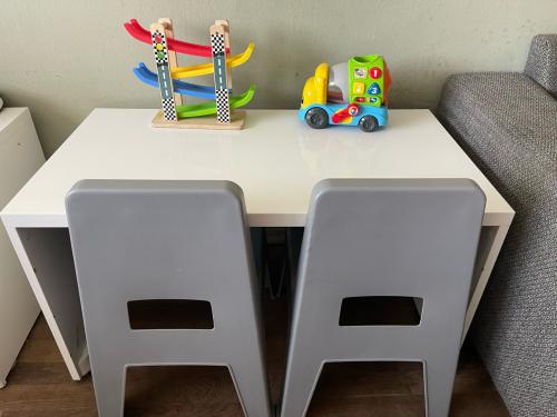 Leuke set van tafel met stoeltjes