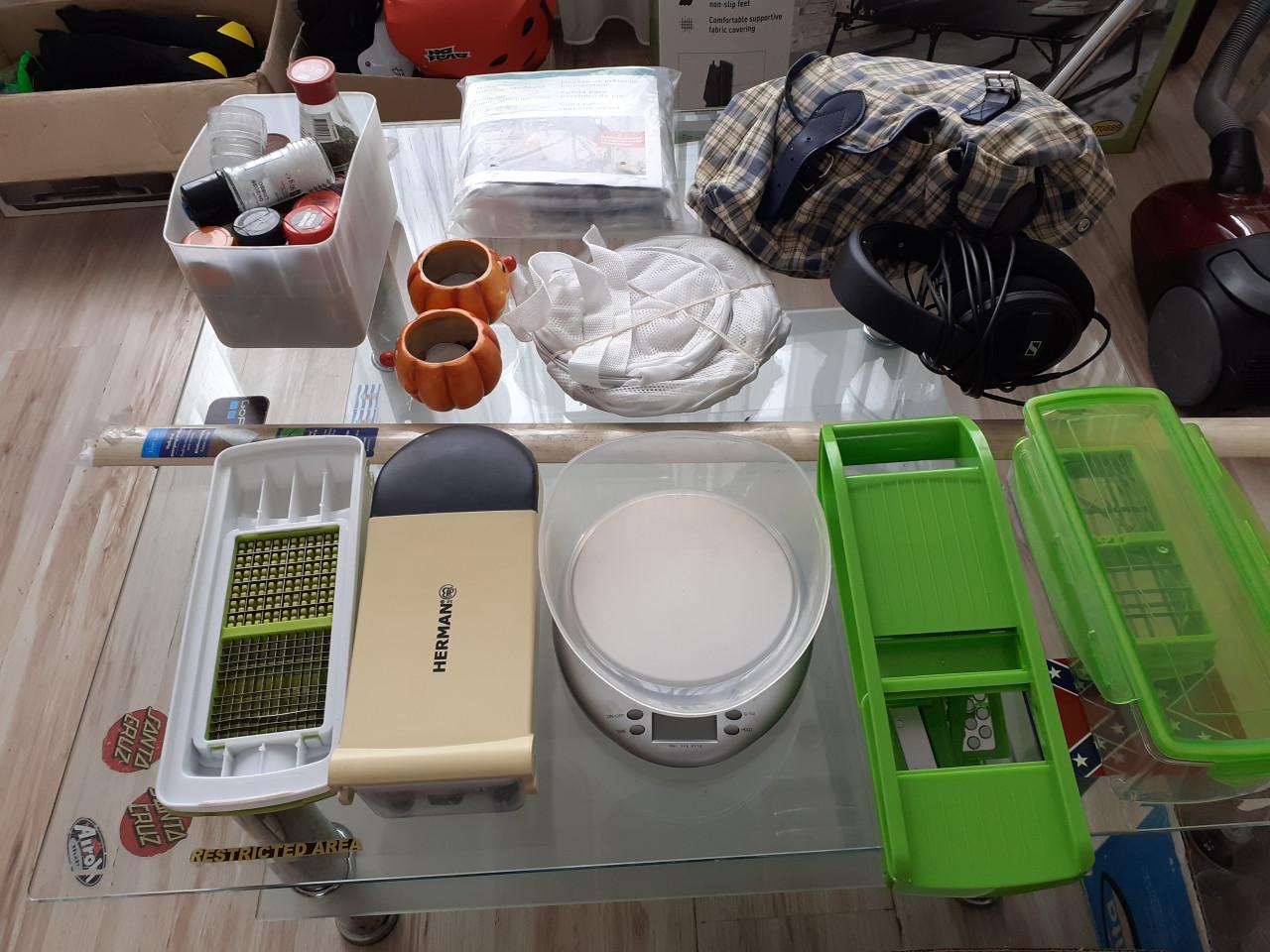 Mokken, borden , sla wasser, schemerlamp, bestek , 2 pannen voor inductie