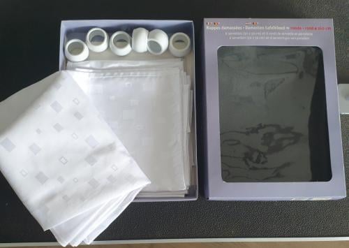 Rond nieuw damasten tafellaken ø 160 +6 servetringen+ 6 servetten 50x50 cm