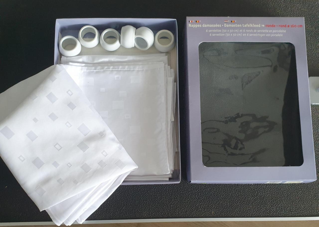 Rond nieuw damasten tafellaken ø 160 +6 servetringen+ 6 servetten 50x50 cm