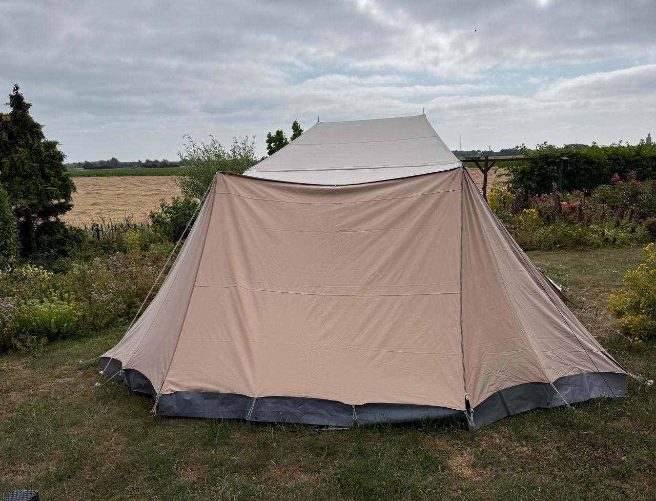 De waard tent vergrote zilvermeeuw met dicht te ritsen luifel