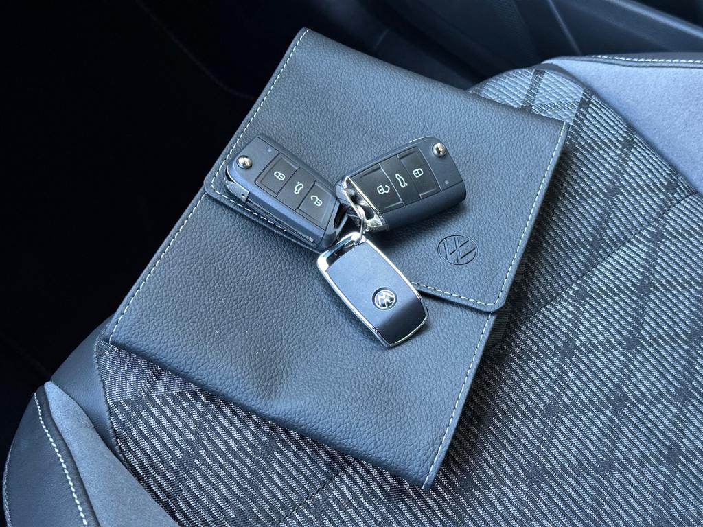 Volkswagen T-roc 1.5 tsi 150pk r-line | black style | keyless | navi | adap