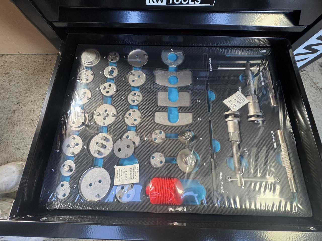 Gereedschaps karren gevuld  4 soorten