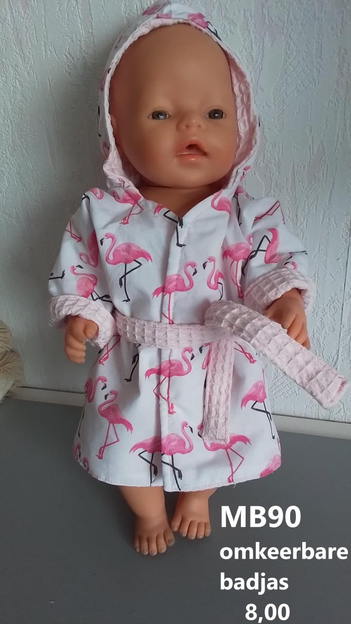 Poppenkleertjes baby born. Omkeerbare badjas. Opbrengst KiKa.