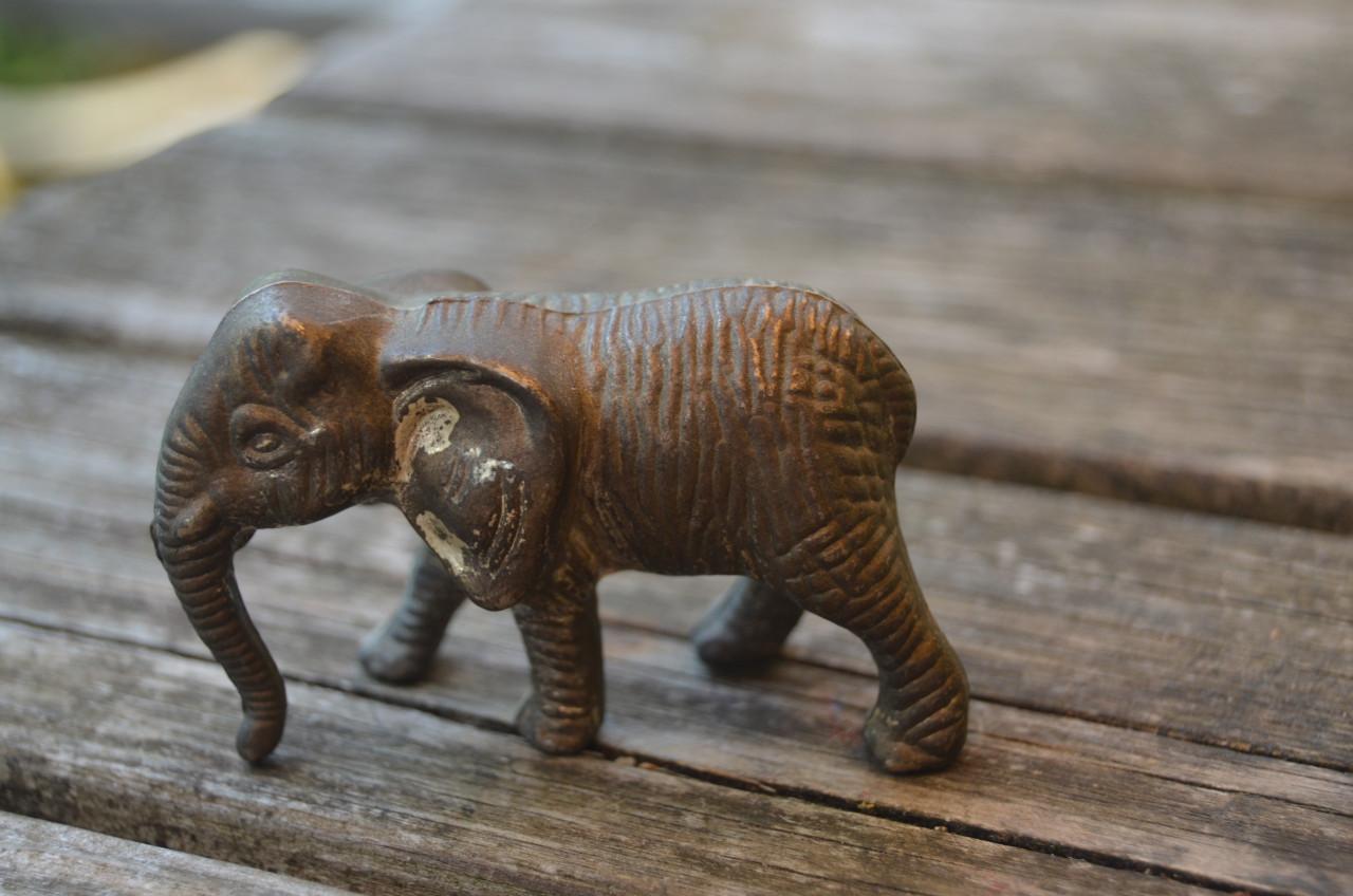 Kleine metalen olifant