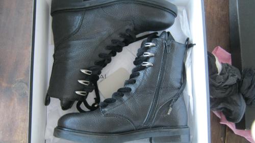 NIEUW LAARZEN MAAT 37 VOOR 50 EURO