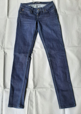 Levi's 24/32 low rise skinny jeans. Z.g.a.n