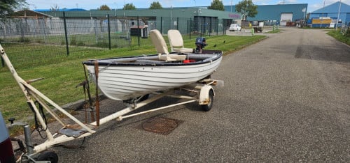 Leuk visbootje 365 lang met trailer en 6 pk moter.