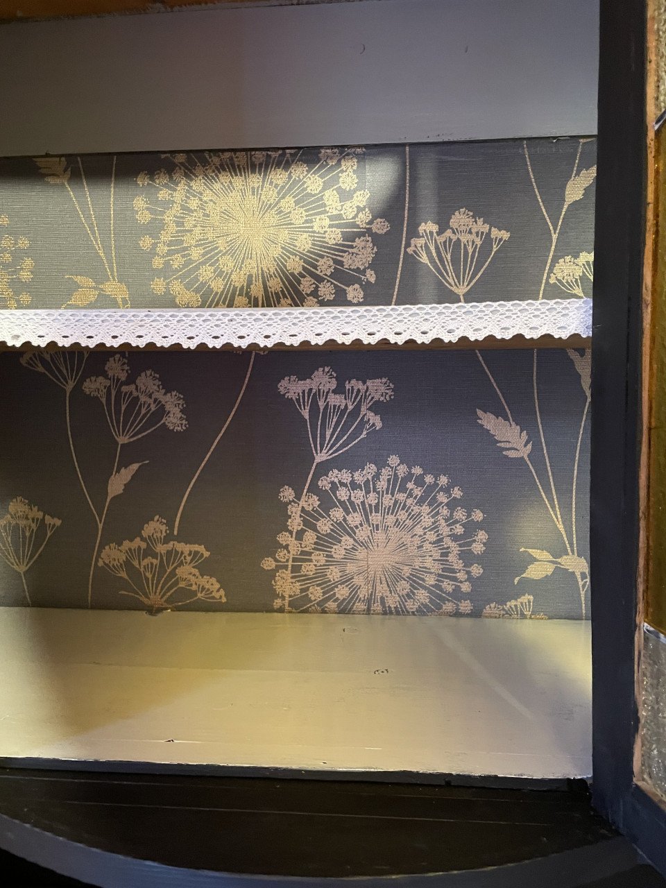Ter koop: Unieke vintage Buffetkast met glas in lood