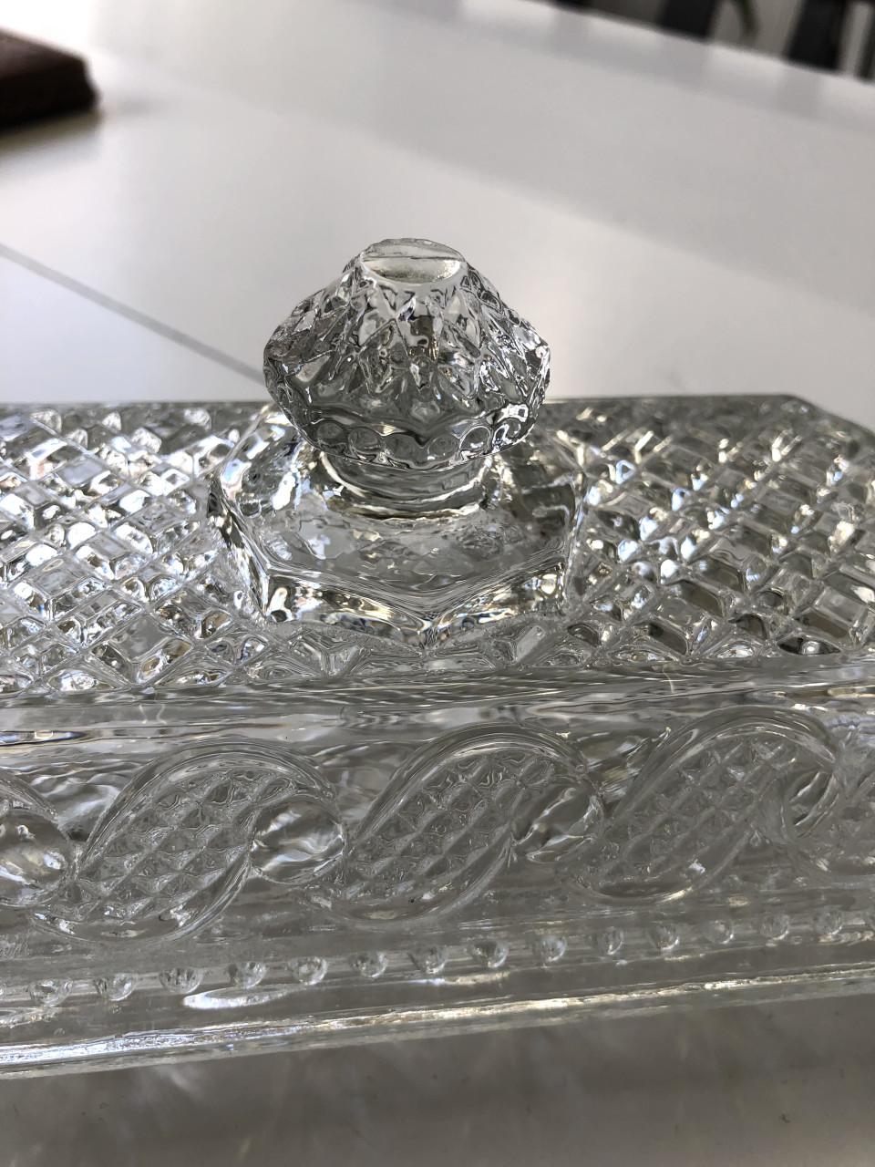 Zeer mooie gedetailleerd brocante botervlootje van geperst glas