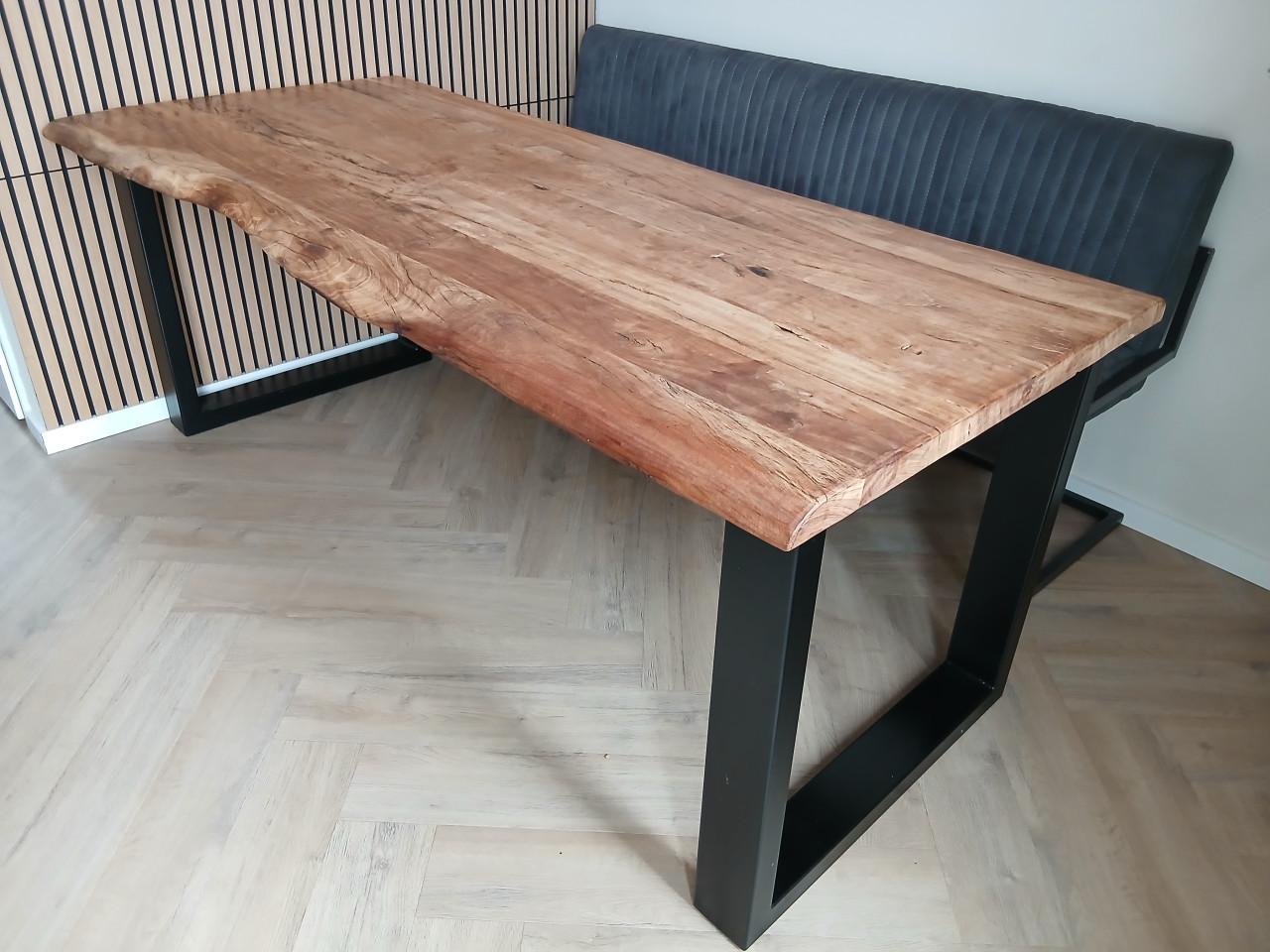 Eetkamertafel met robuust acacia hout blad