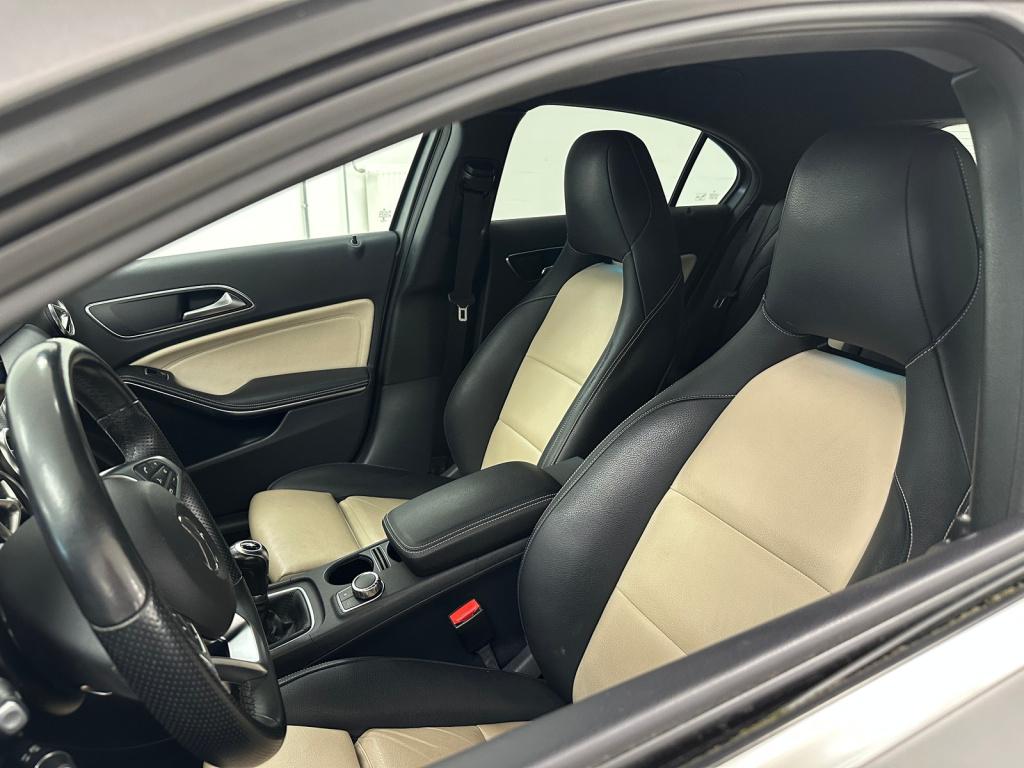Mercedes-Benz A-Klasse 180 amg line | magno grey | keyless go | trekhaak |