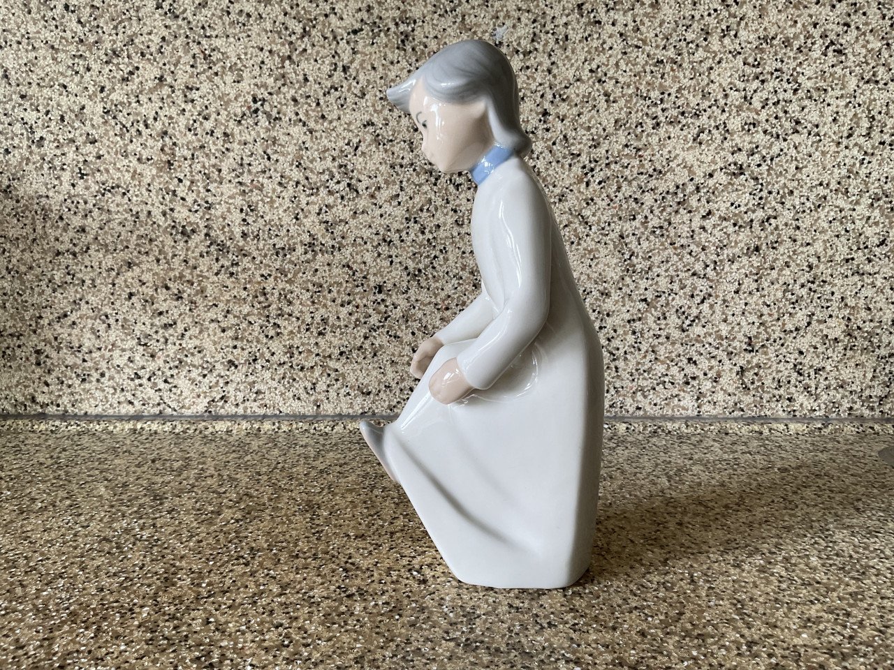 Een mooi porseleinen beeldje. Handmade in Valencia Spanje. Merk: REX. 22cm.