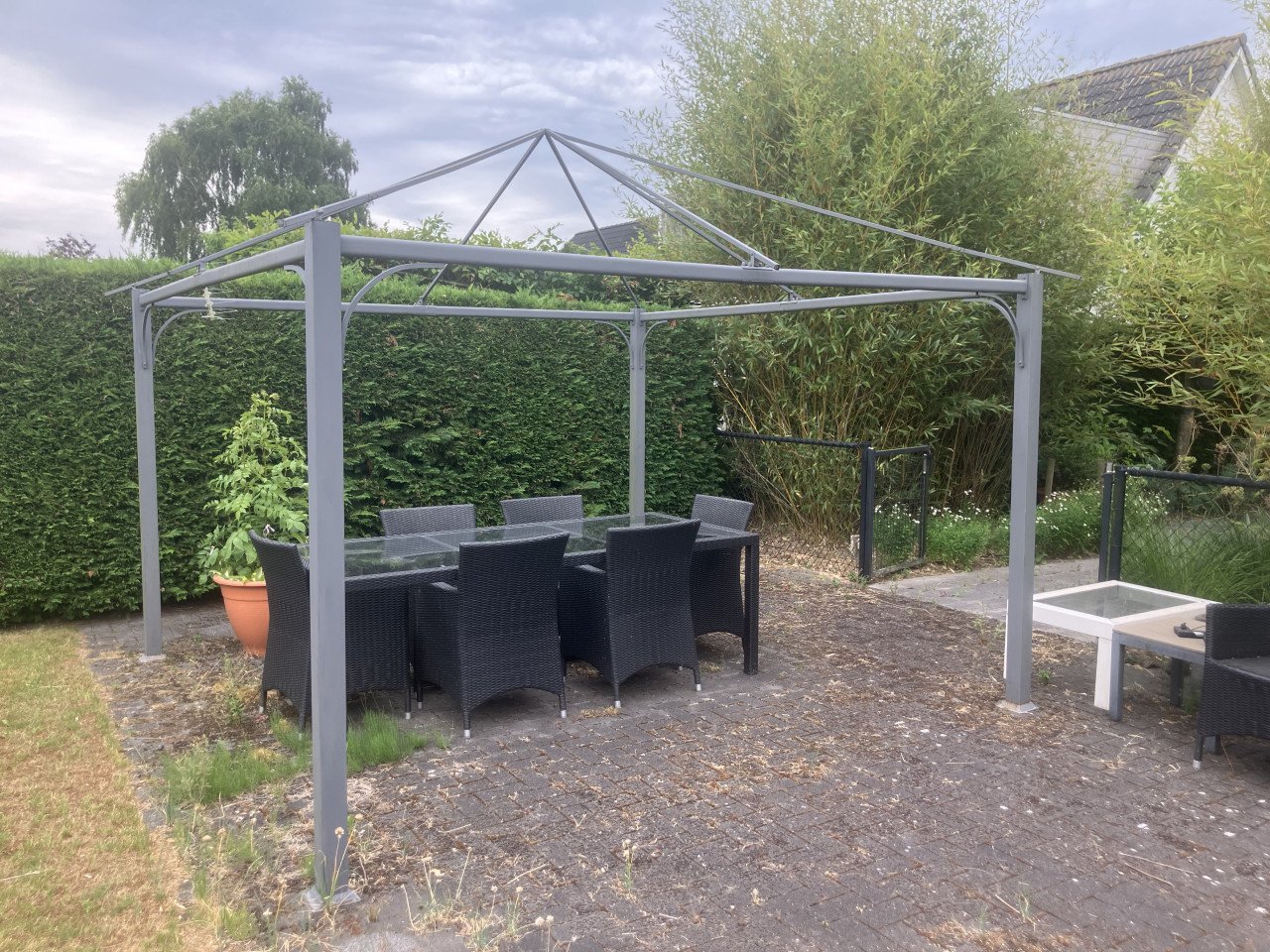Constructie met doek voor schaduw en tegen regen