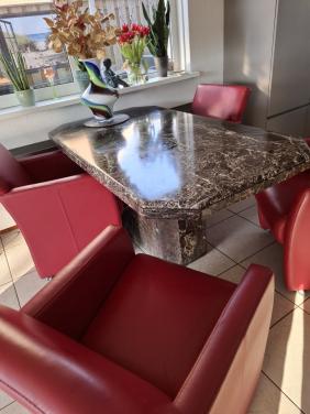 Design marmeren tafel met 4 leren stoelen + evt salontafel zelfde marmer