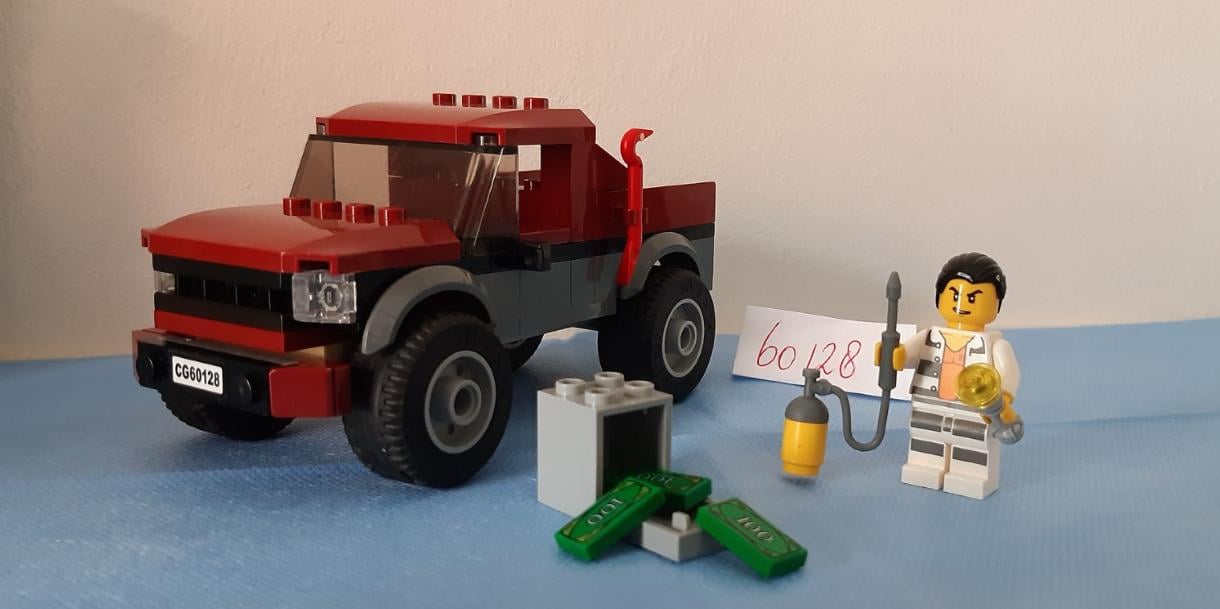 LEGO City 60128: Politieachtervolging, politiewagen + jeep