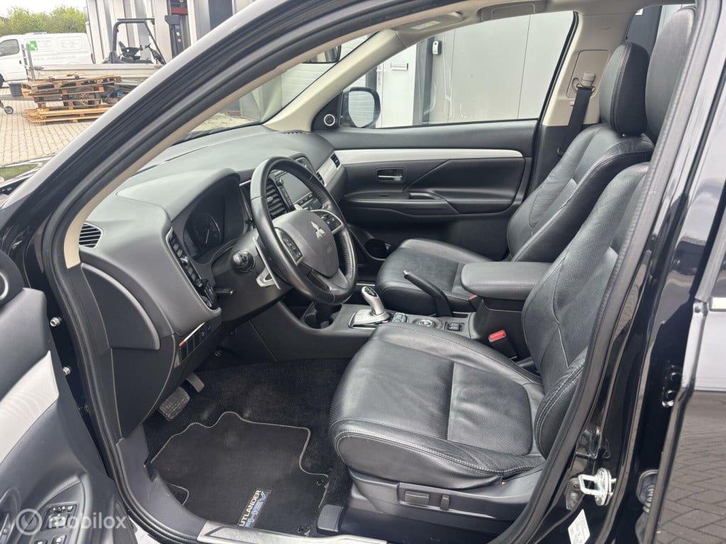 Mitsubishi Outlander 2.0 phev executive schuifdak, trekhaak