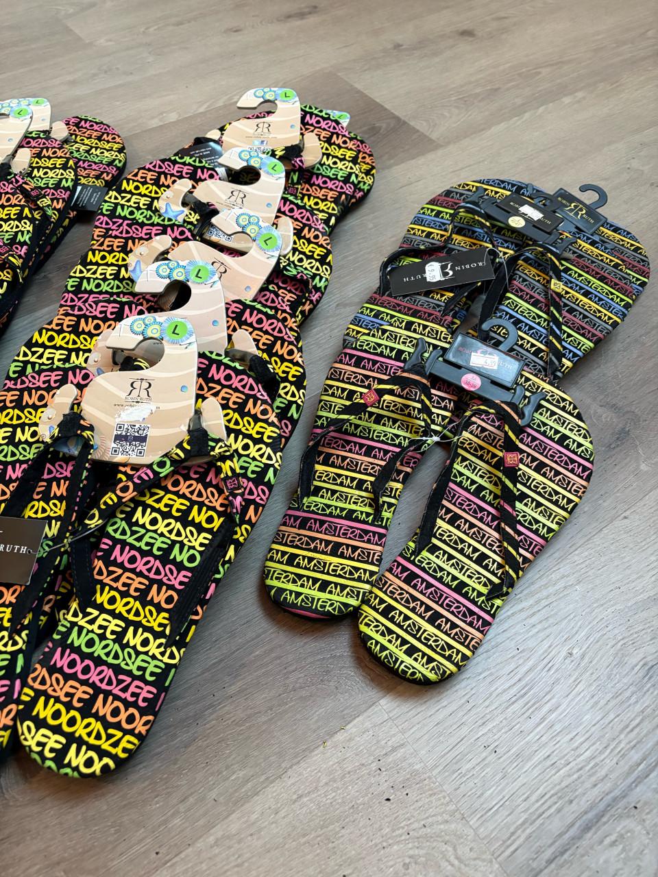 Partij slippers 34paar diverse maten