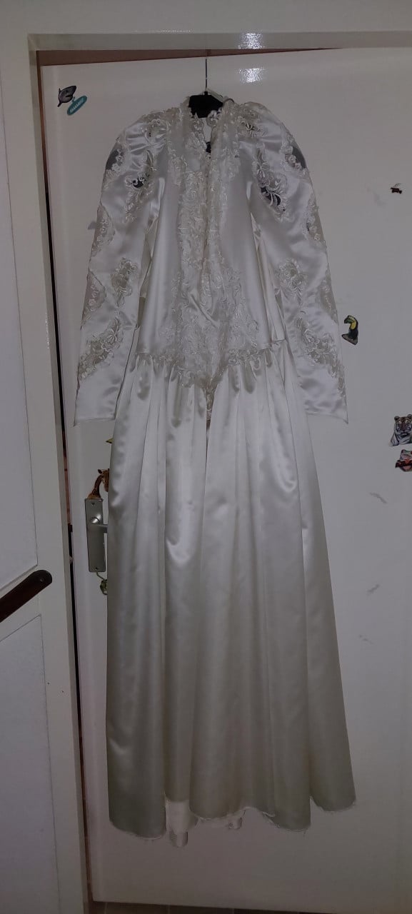 Trouwjurk gebroken wit, lange mouwen met kant.