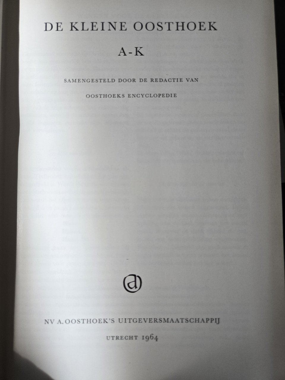 "De Kleine Oosthoek" is een Nederlandse encyclopedie in 2 delen