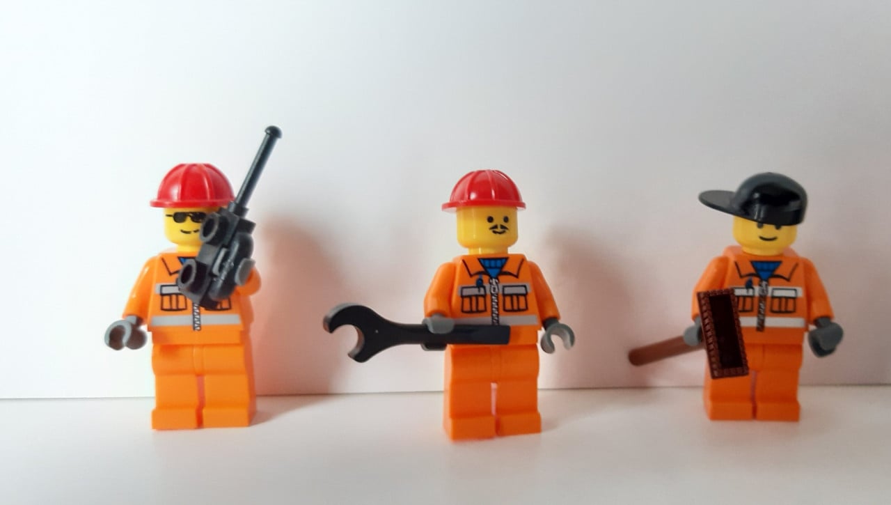 Lego minifiguren: werkman, bouwvakker met gereedschap