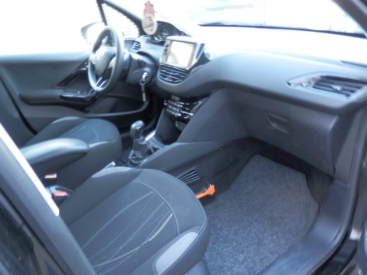 Auto Garant Biedt Aan: Peugeot 208 1.2 VTi Envy