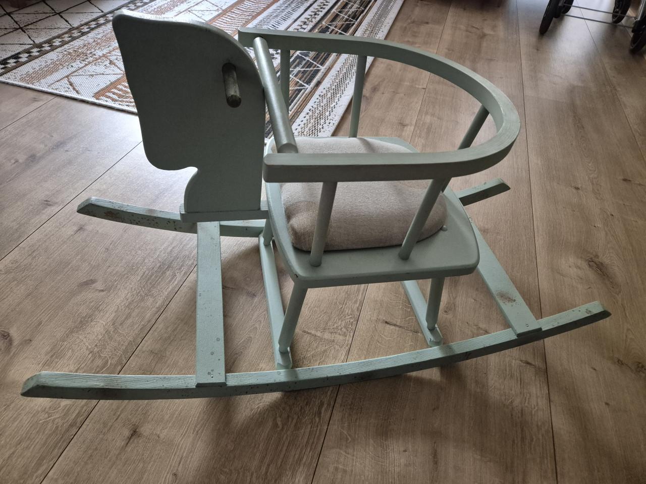 Vintage houten hobbelpaard met kussentje in de zitting
