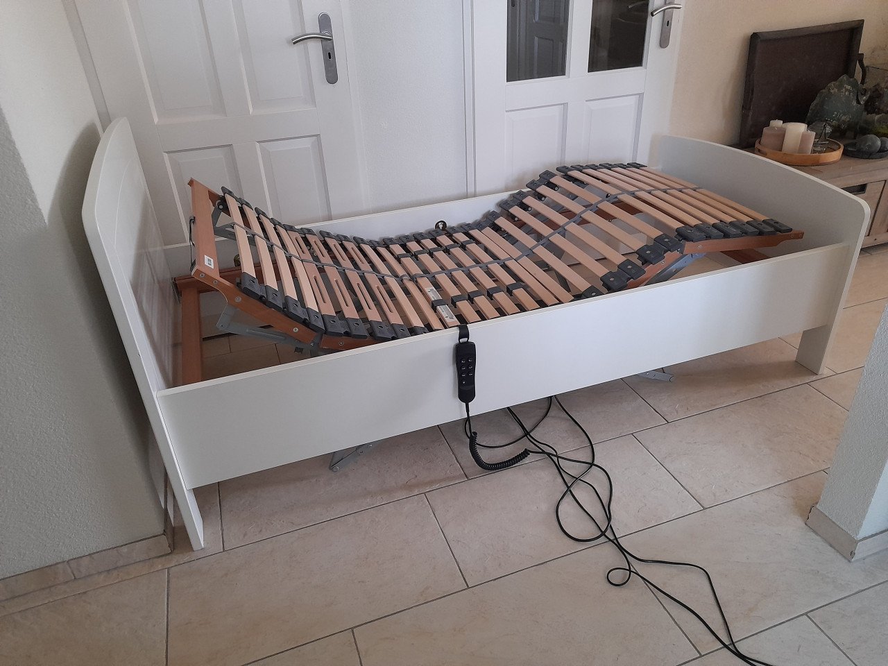 Zeer stevig elektrisch verstelbaar 1P. bed 90 x 200 (in goede nette staat)