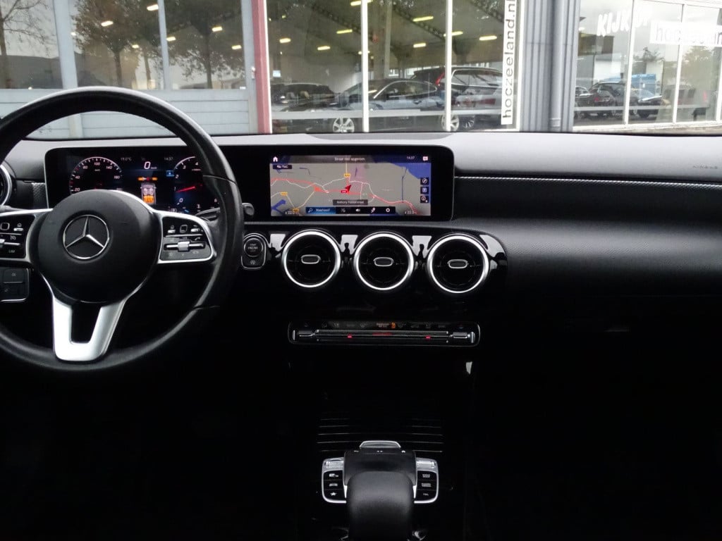Mercedes-Benz A-Klasse 200 advantage | pano | 18" | led
