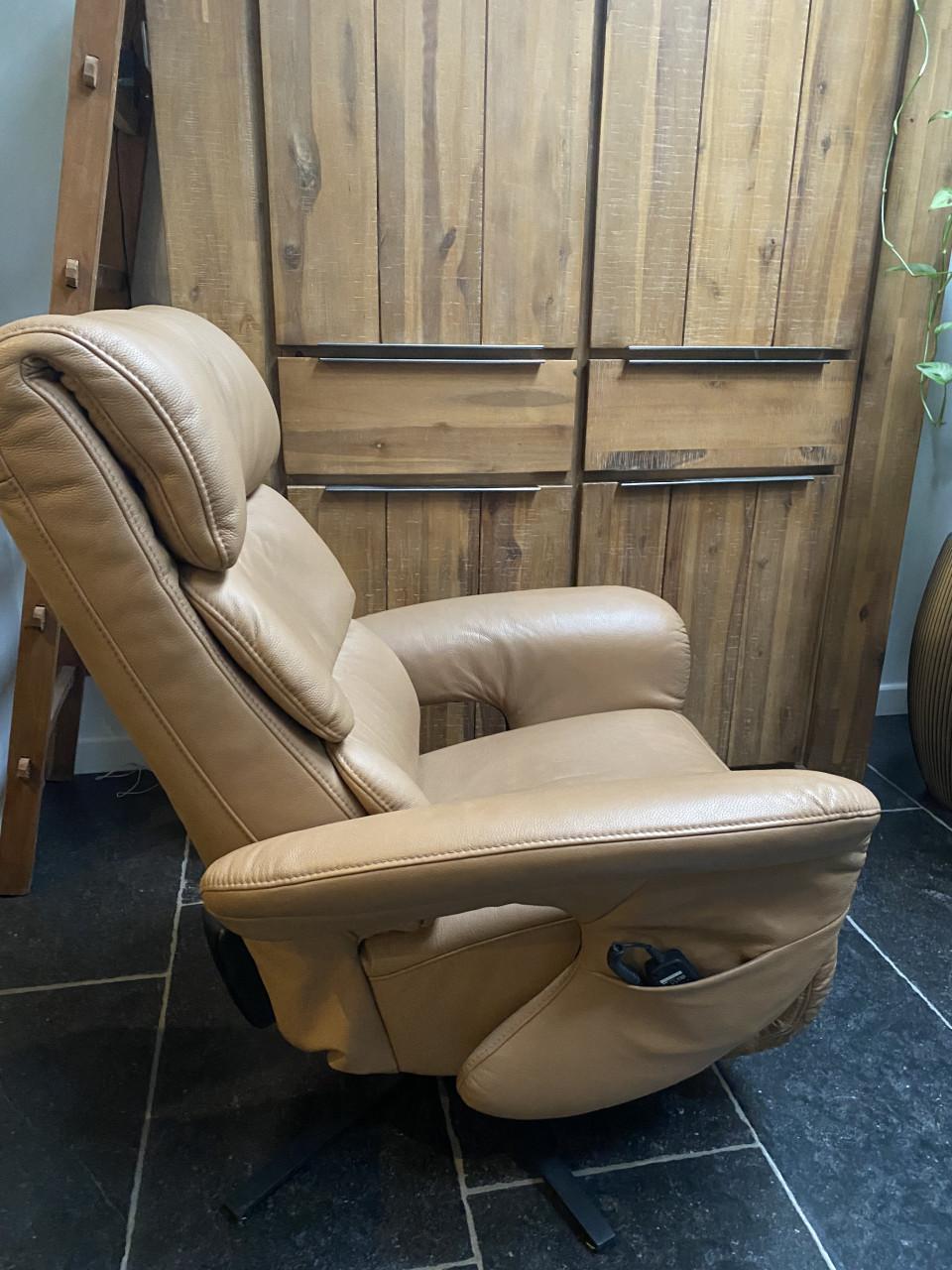 Mooie Meubelzorg sta op en relax fauteuil, met accu, 3 jaar oud