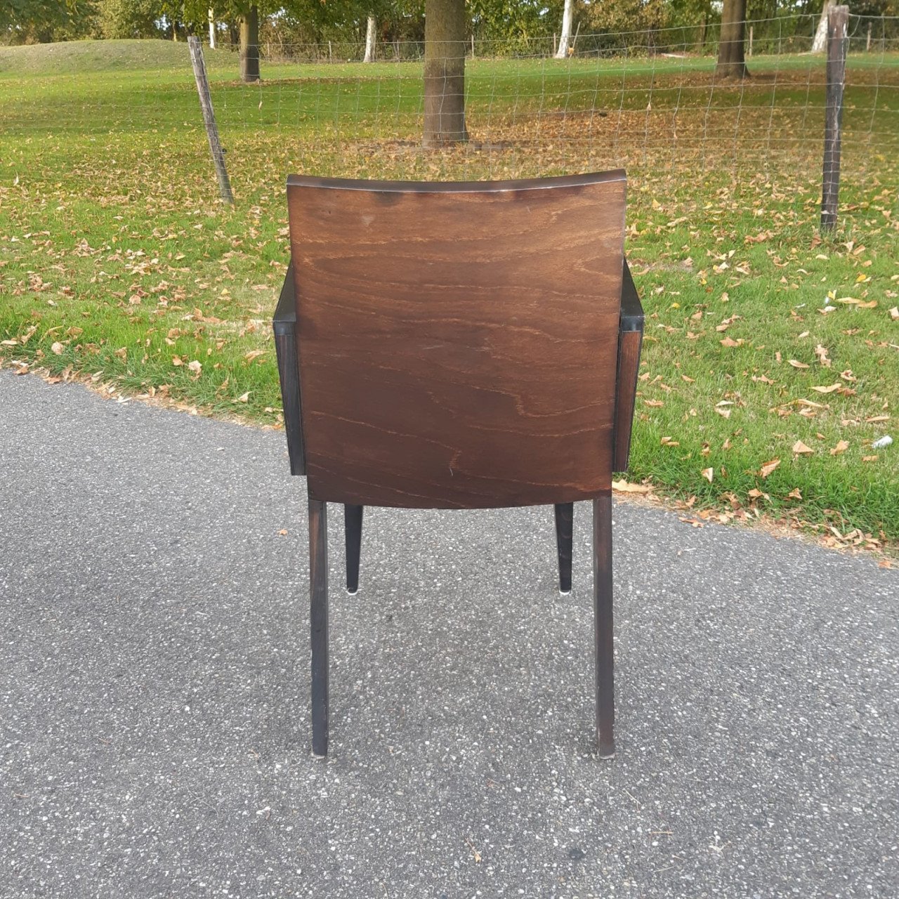 In goede staat verkerende houten stoelen.