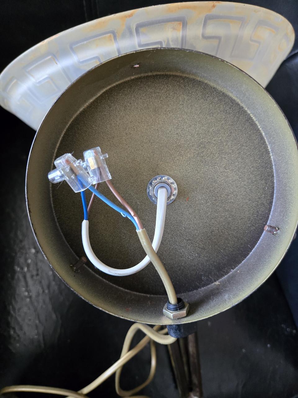 2 prachtige wandlampen met glazen kap. doorsnee 30 cm , H 40cm Diep 35cm