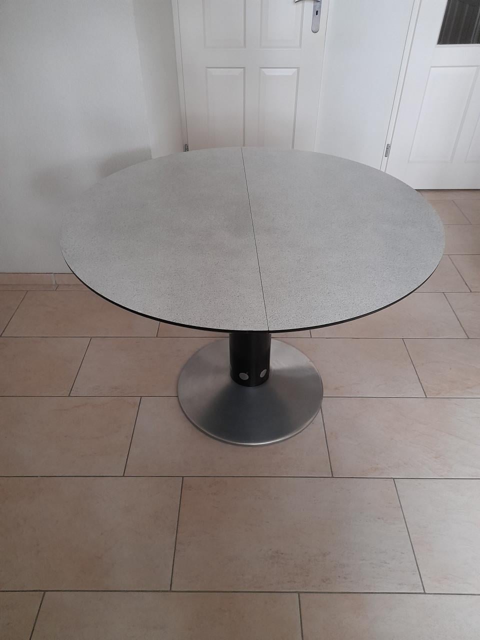 Stevige Tafel (uittrekbaar) in goede staat ! (105 rond)Tafel is uittrekbaar