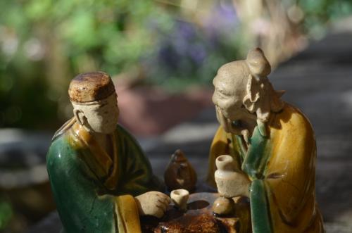 Polychroom Chinees beeldje van 2 mannen, theedrinkend?