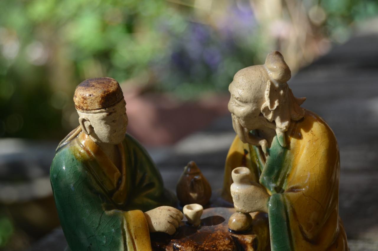 Polychroom Chinees beeldje van 2 mannen, theedrinkend?