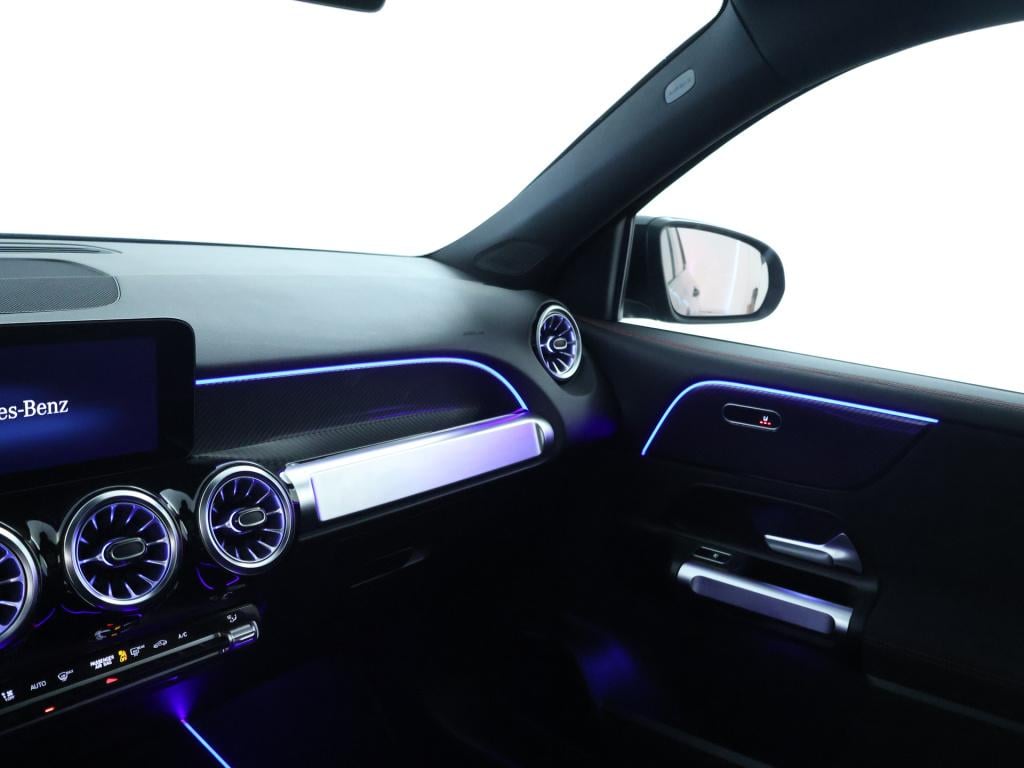 Mercedes-Benz Glb 200 amg line | panoramadak | trekhaak | cruise control | 