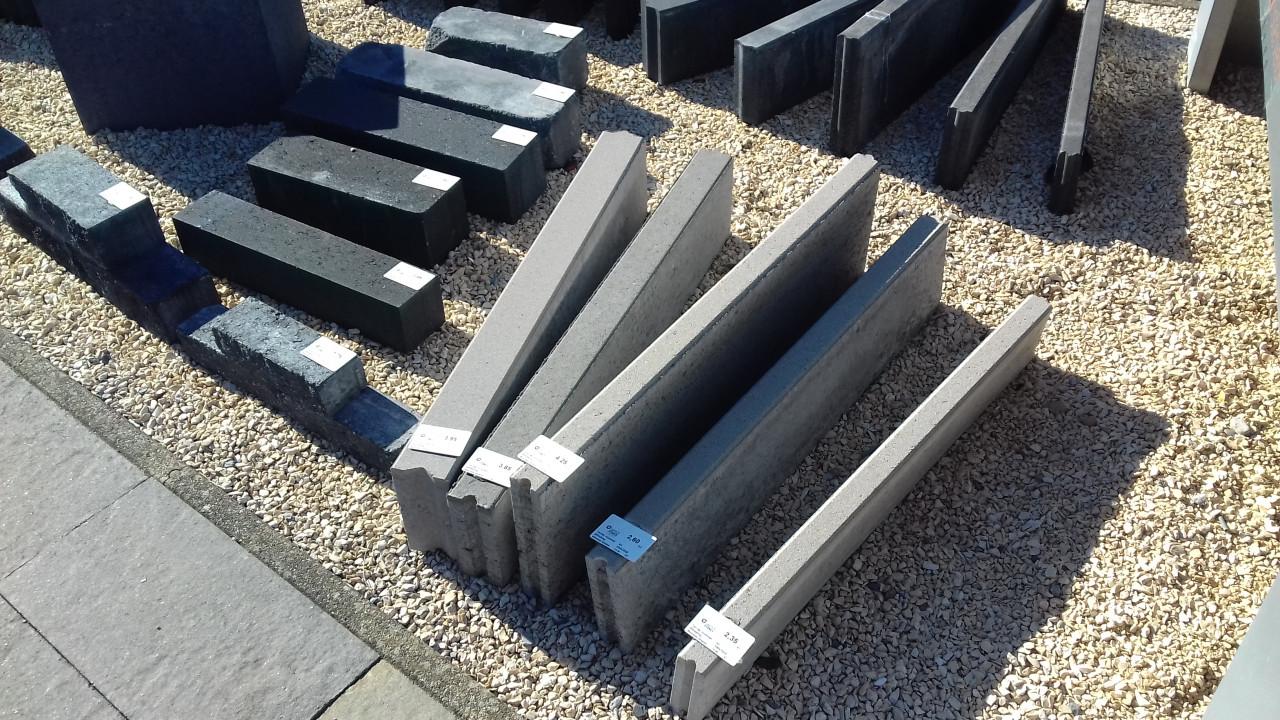 Opsluitbanden grijs of antraciet. va. €3,20 p.st.