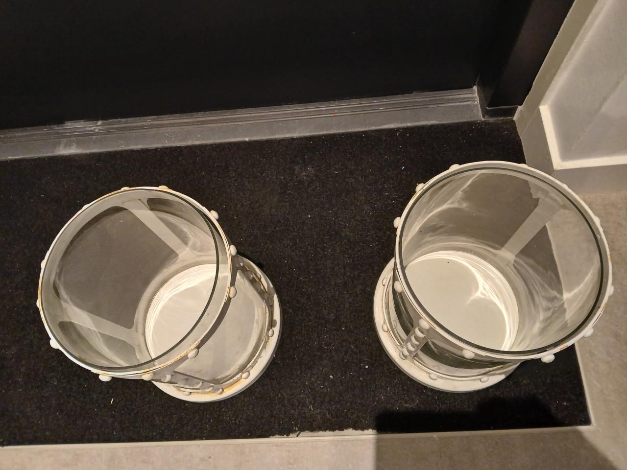 2 glazen windlichten.