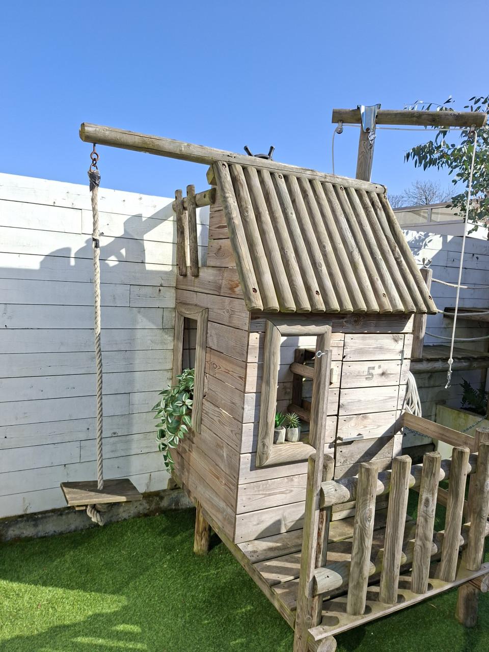 Speelhuisje met glijbaan