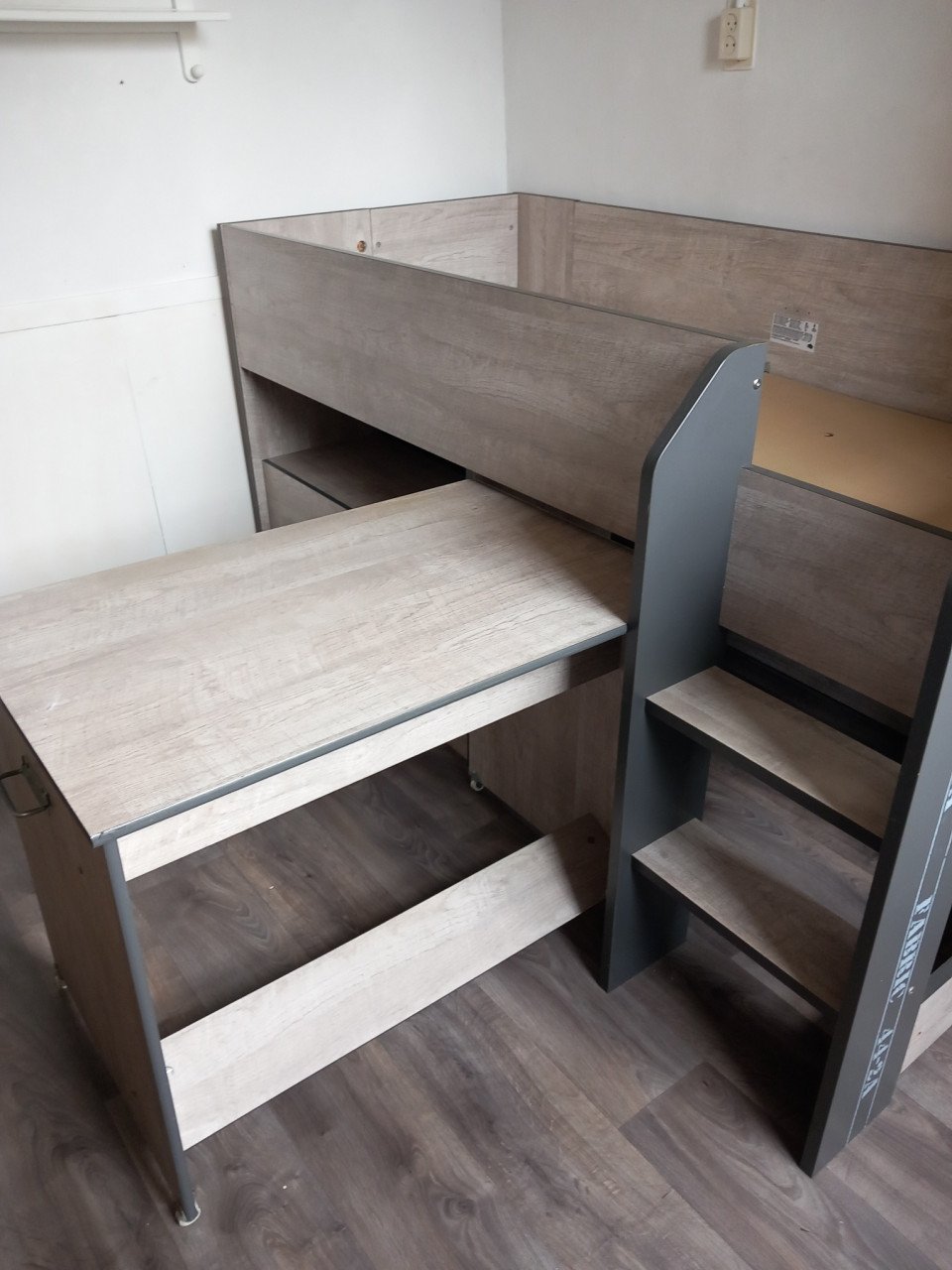 Half-hoogslaper met buro