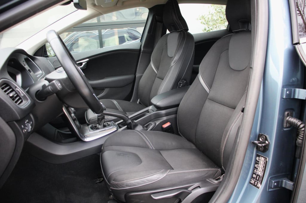 Volvo V40 1.6 t3 momentum -xenon - trekhaak - navi - achteruitrij camera - 